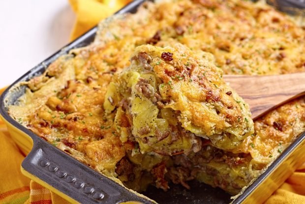 Potato casserole with bacon and minced meat