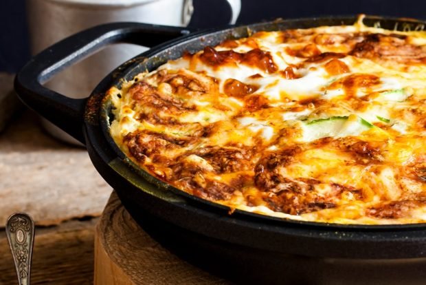 Rice casserole with zucchini under cheese