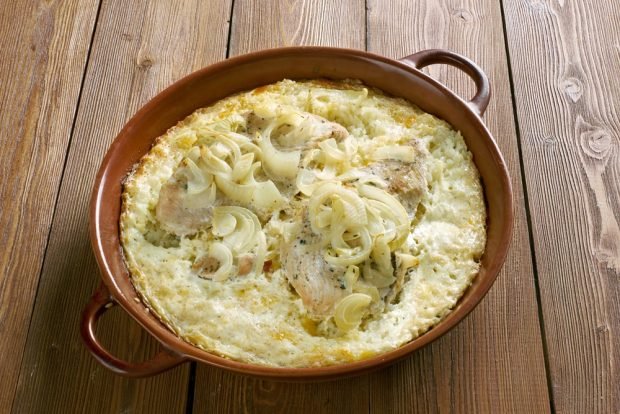 Rice casserole with chicken and onion