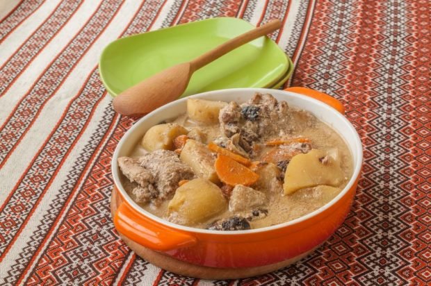 Rabbit stewed with potatoes and prunes