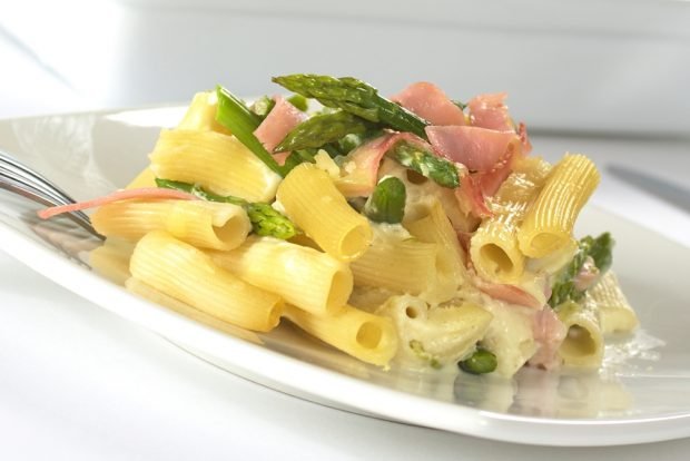 Pasta casserole with asparagus and ham 