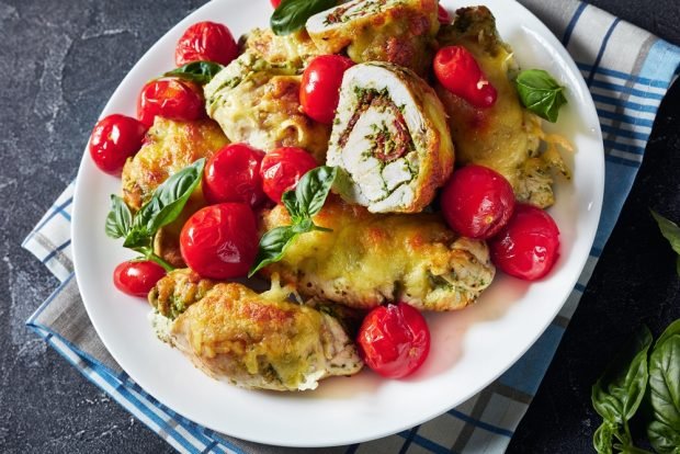 Chicken roll with tomatoes and basil