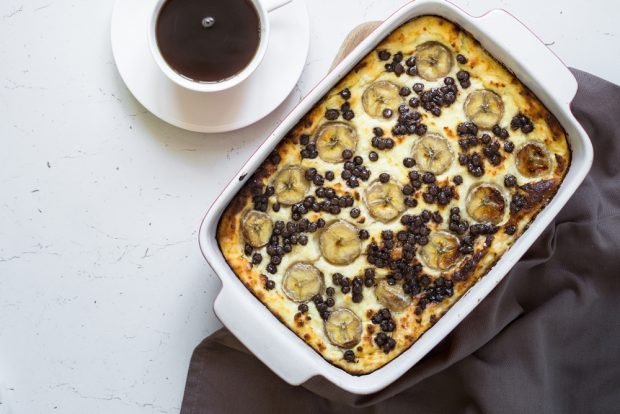 Cottage cheese casserole with banana and chocolate 