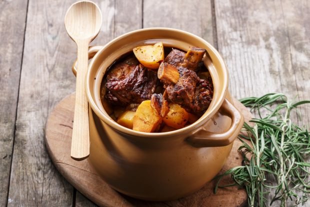 Beef ribs with sweet potatoes in pots