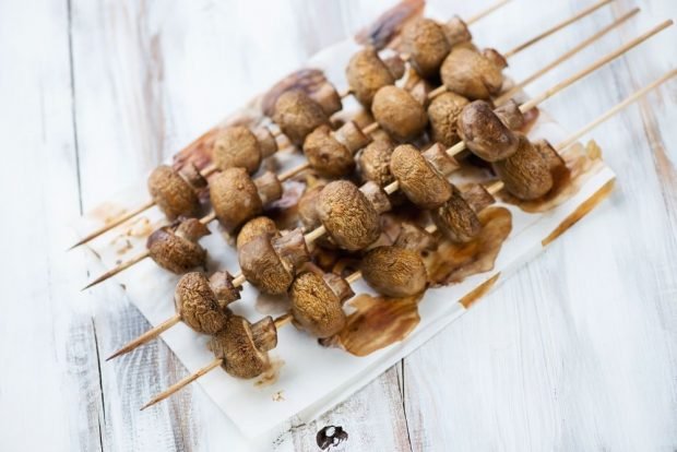 Shish kebab of champignons in the oven on skewers