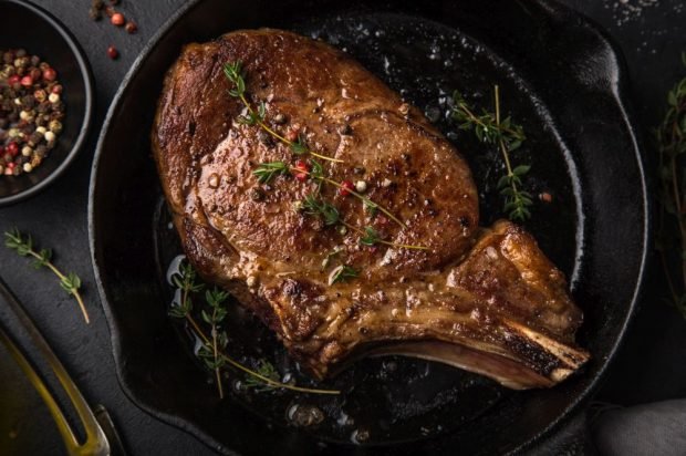 Beef steak baked with rosemary is a simple and delicious recipe, how to cook step by step