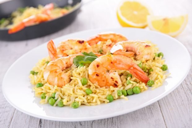 Paella with shrimp 