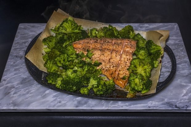 Pink salmon with broccoli in the oven is a simple and delicious recipe, how to cook step by step