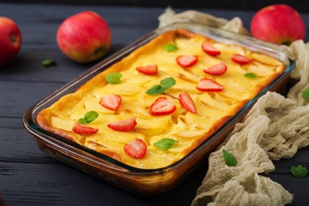 Cottage cheese casserole with sour cream and apples