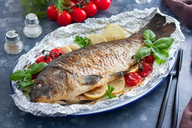 Carp in foil in the oven