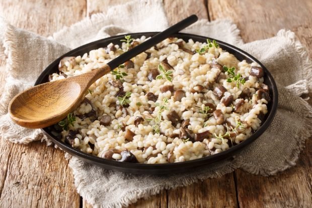 Pearl porridge with mushrooms