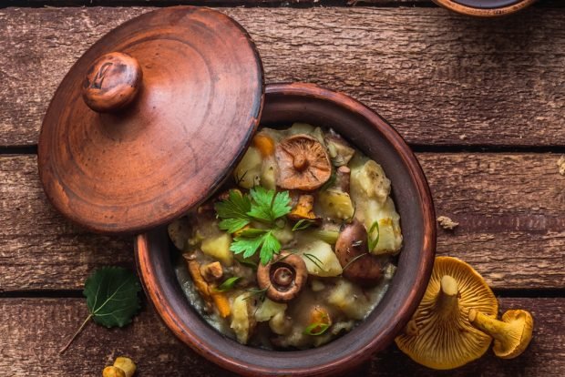 Potatoes with wild mushrooms in pots