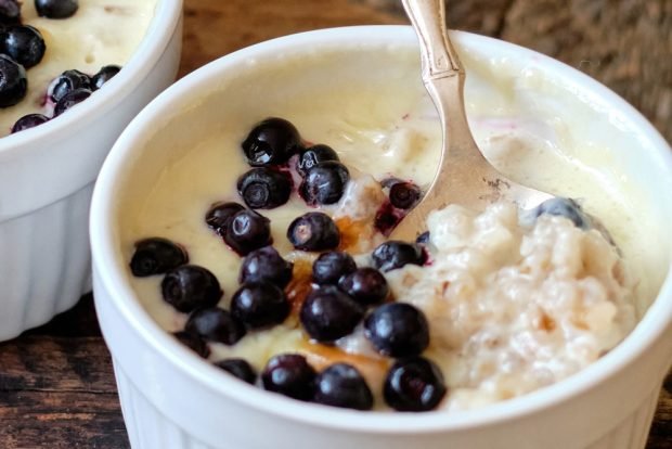 Barley porridge with milk with blueberries