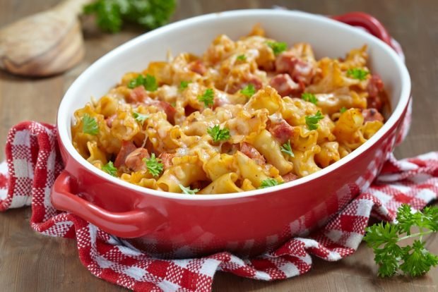 Pasta casserole with sausages in the oven 