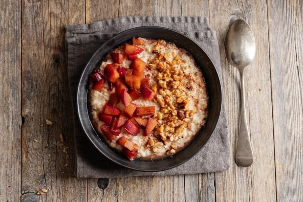 Wheat porridge in the oven with plum 