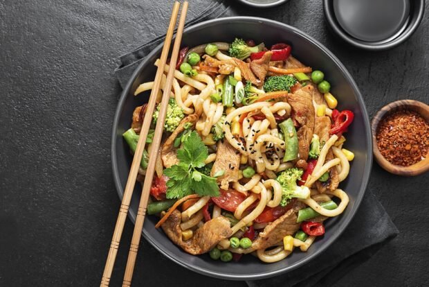 Noodles with chicken and green peas