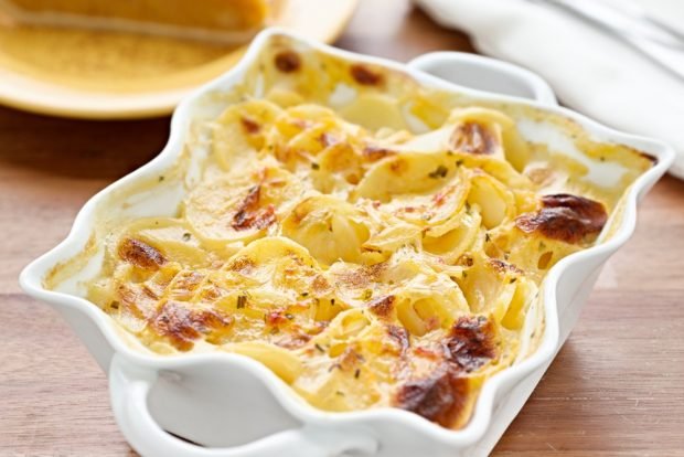 Potato casserole with chicken under cheese 