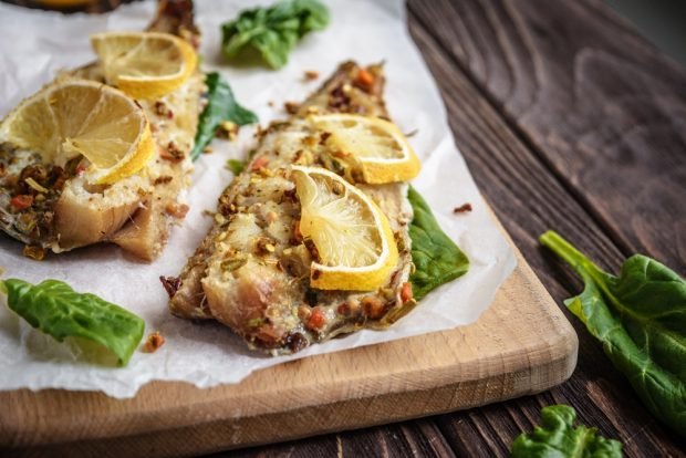 Pollock with spinach and lemon in the oven 