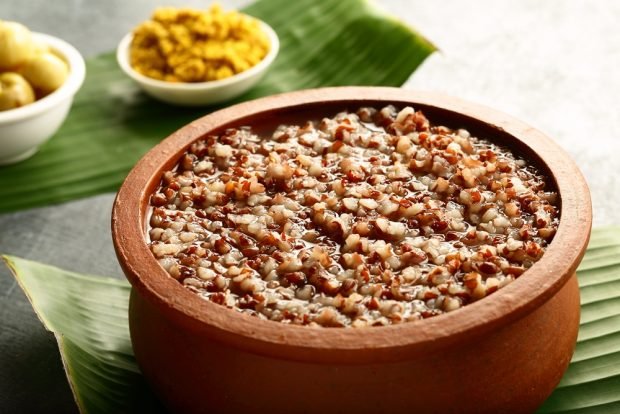 Brown rice with vegetables in pots 