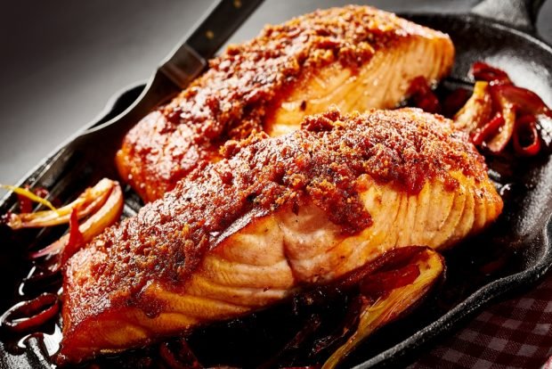 Baked salmon in tomato is a simple and delicious recipe, how to cook step by step