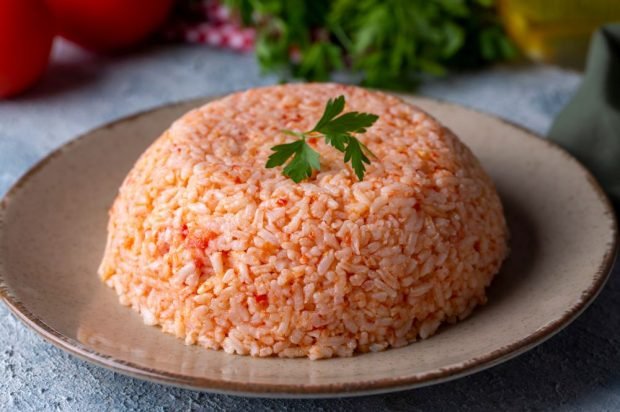 Lean pilaf with tomato sauce in a slow cooker 