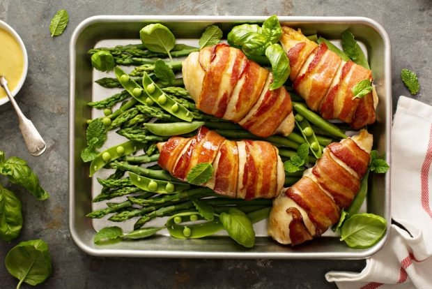 Chicken legs with asparagus in bacon