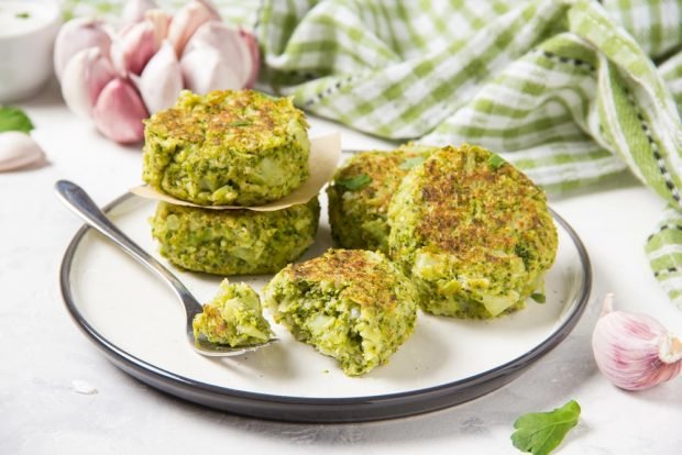 Broccoli pancakes with cheese in the oven