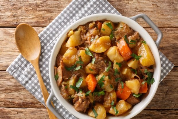 Potatoes with meat in pots