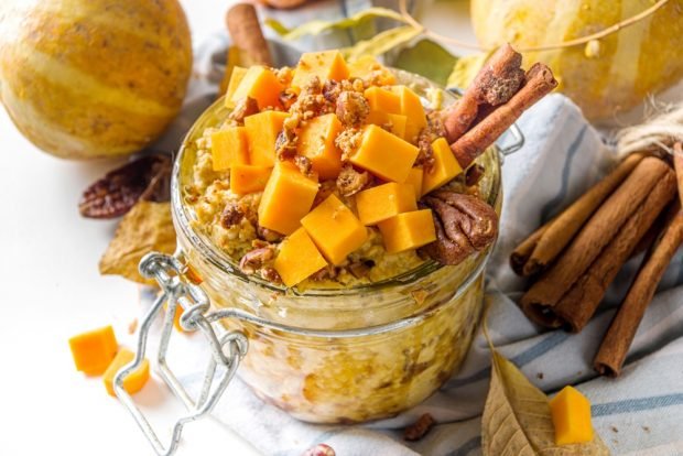 Oatmeal porridge with pumpkin 