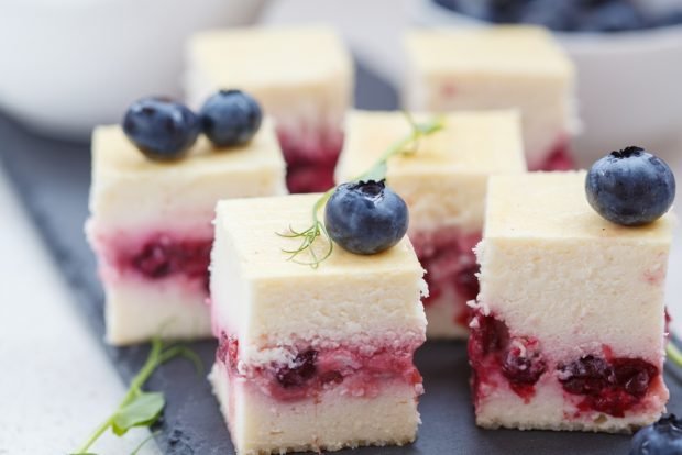 Cottage cheese casserole with rice flour and berries