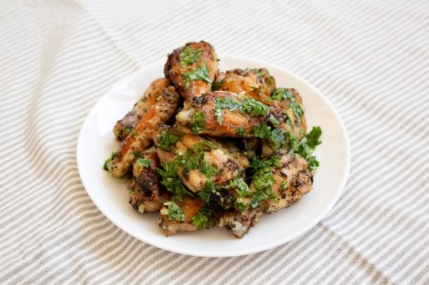 Chicken wings with parsley and garlic in the oven 