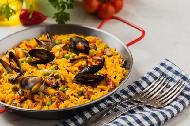 Paella with mussels