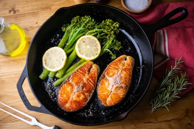 Grilled salmon steak with broccoli and lemon