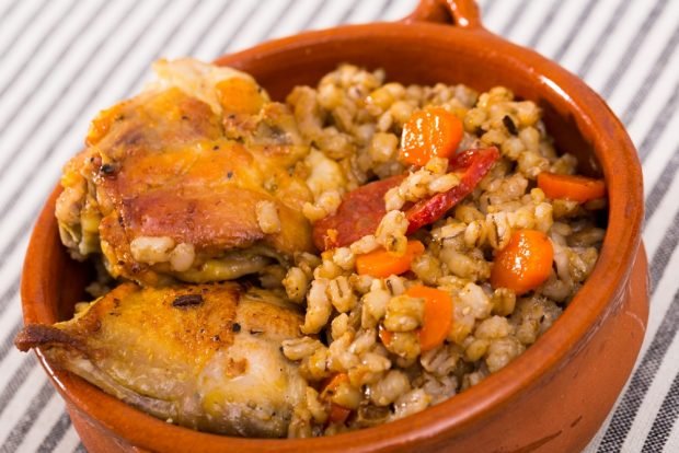 Pearl porridge with chicken and vegetables in pots