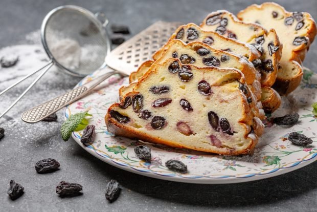 Cottage cheese casserole with raisins 