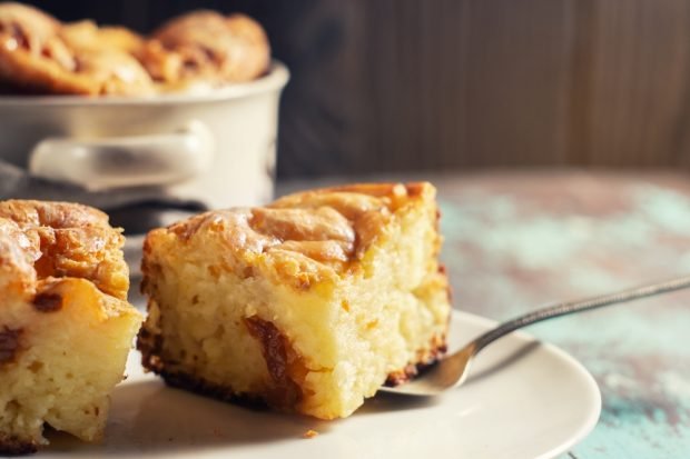 Cottage cheese casserole with apples and raisins in a frying pan