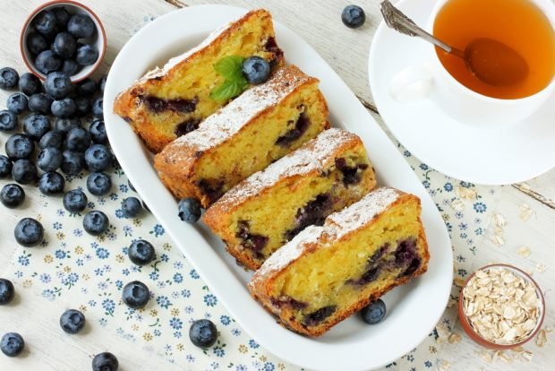 Cottage cheese casserole with oatmeal and blueberries