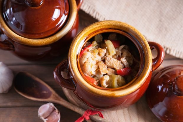 Pork with vegetables in pots