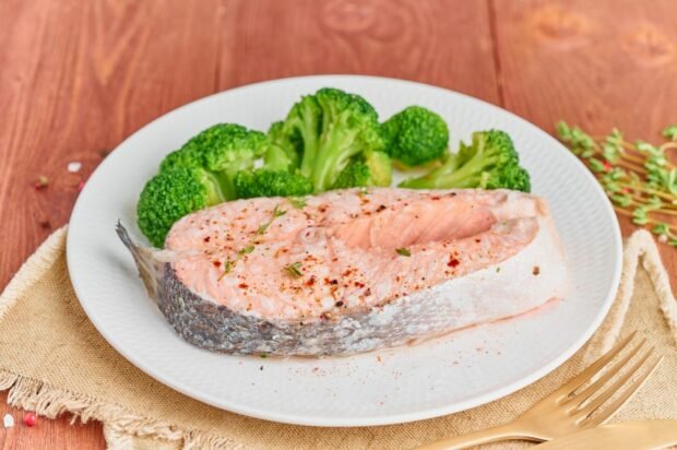 Steamed salmon with broccoli