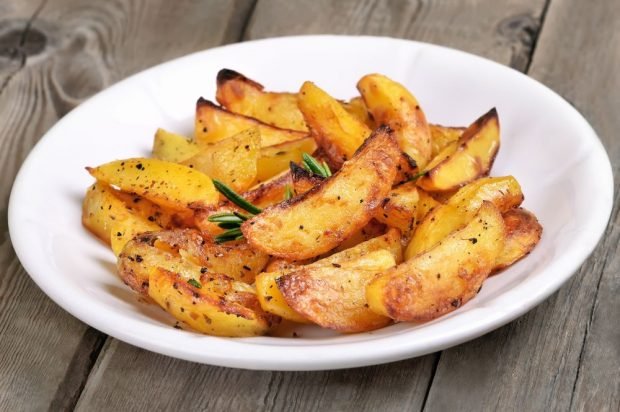 Rustic potatoes fried on lard 