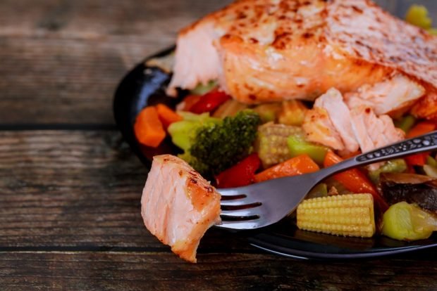 Pink salmon with vegetables in the oven 