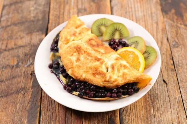 Cottage cheese omelet with blueberries