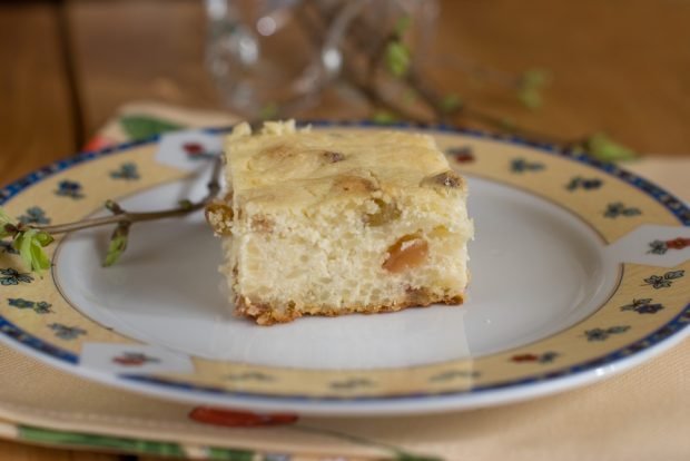 Cottage cheese casserole with vermicelli and raisins