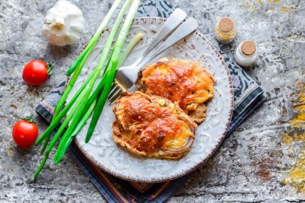 Beef chops with onions and cheese in the oven