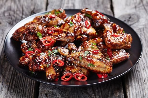 Chicken wings with red pepper and teriyaki sauce in the oven