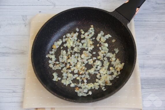 Solyanka with boiled and smoked sausage: photo of recipe preparation, step 2