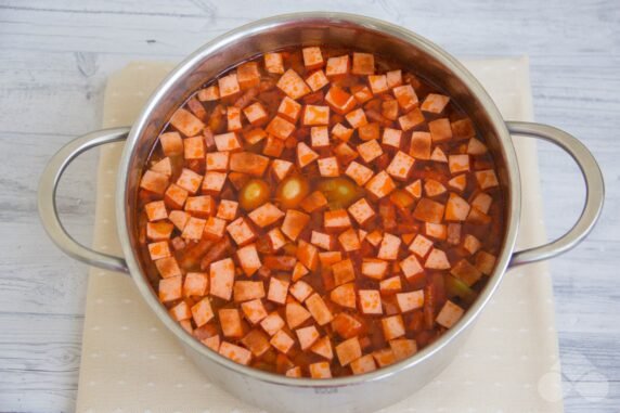 Solyanka with boiled and smoked sausage: photo of recipe preparation, step 6