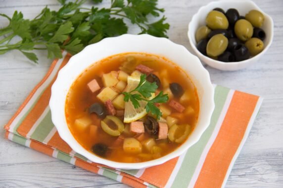 Solyanka with boiled and smoked sausage: photo of recipe preparation, step 7