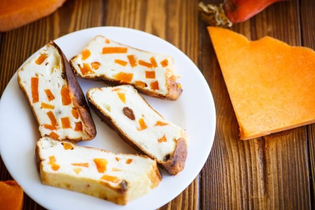 Cottage cheese casserole with pumpkin slices