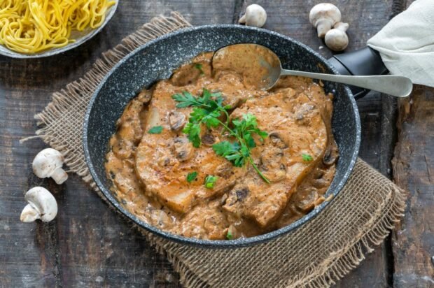 Pork chops in cream sauce with champignons 